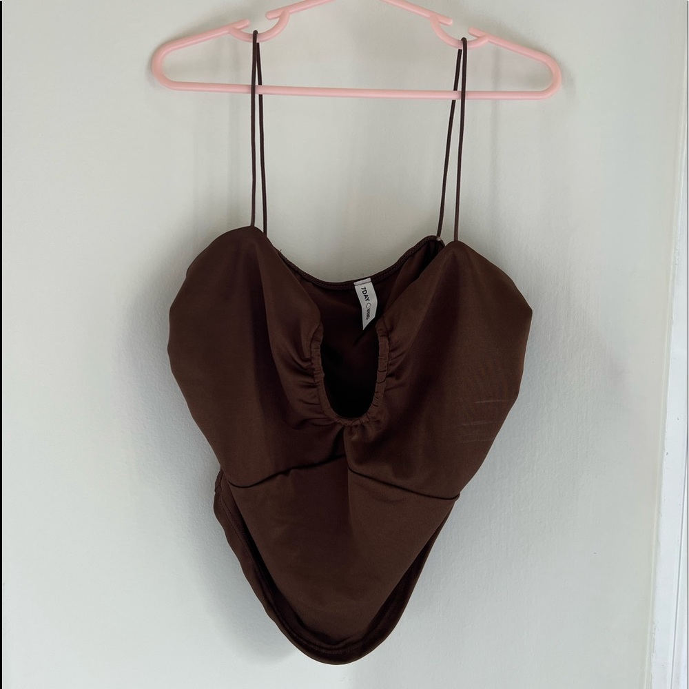 𝘣𝘳𝘰𝘸𝘯 𝘤𝘶𝘵 𝘰𝘶𝘵 𝘵𝘰𝘱